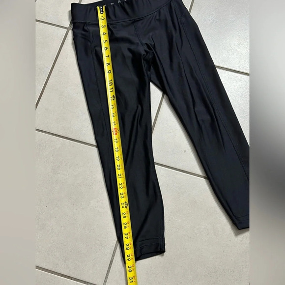 Under Armour Women‎ Black Compression Capri Leggings Heatgear Athletic Size M - Picture 4 of 8
